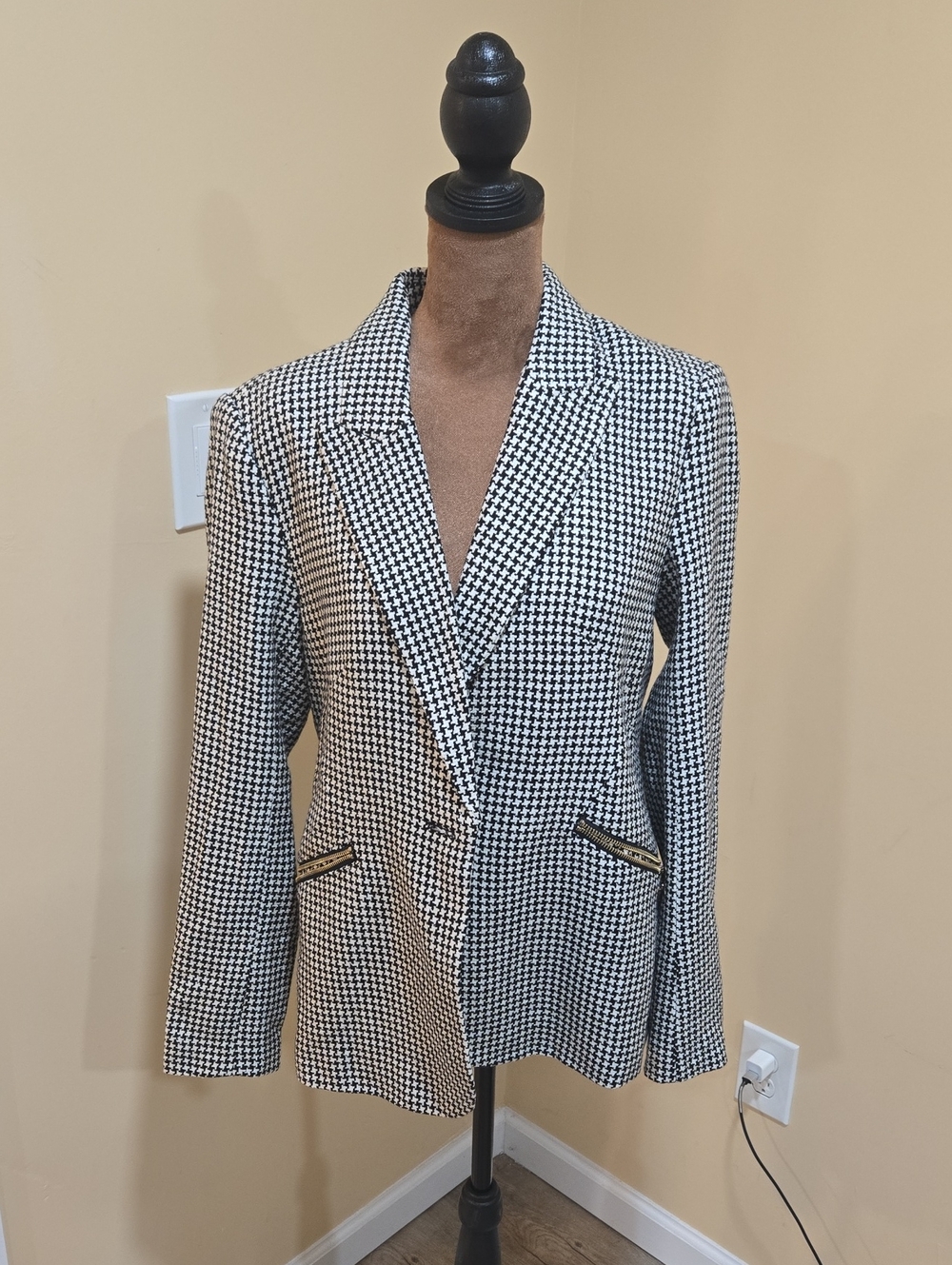NWT! T Tahari Black and White Houndstooth Blazer